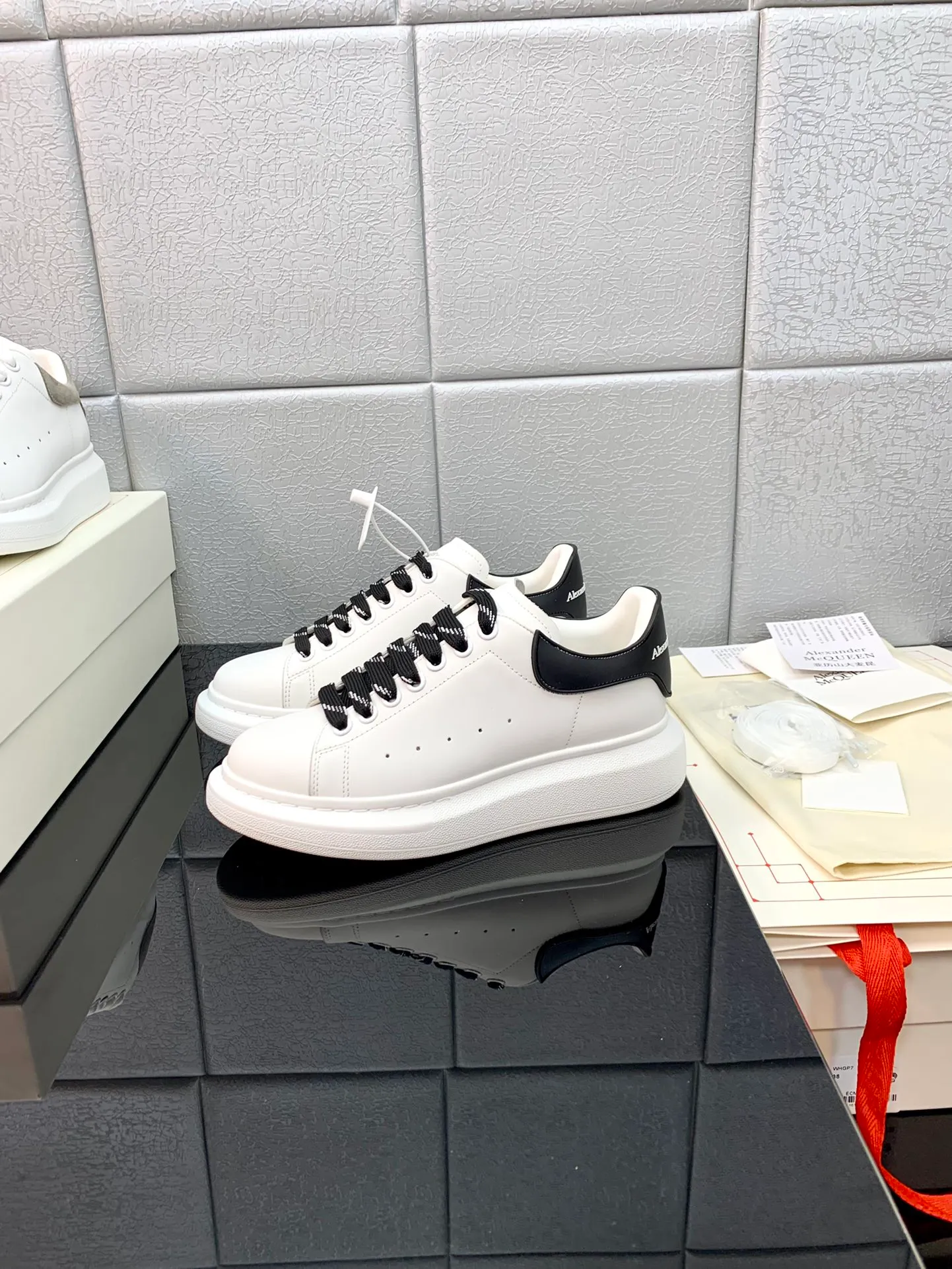👟👟Ex-factory price 480👟👟 The latest McQueen white shoes original 1⃣: 1⃣ perfect reproduction ☑Deliver the latest counter full set of packaging 🎁Full series of color styles are constantly updated🥳🥳 🔺Fabric: Customized original matte silk cowhide 🔺Inner: imported water-dyed sheepskin lining/original customized soft cowhide pad 🔺Feet: super clear high temperature air pressure logo➕soft latex pad 🔺Outsole: rubber T👟👟Ex-factory price U vacuum sole/I👟👟Ex-factory price original foam sole, thick sole about 4cm
